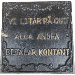 Skylt i gjutjärn text Vi litar på gud alla andra betalar kontant
